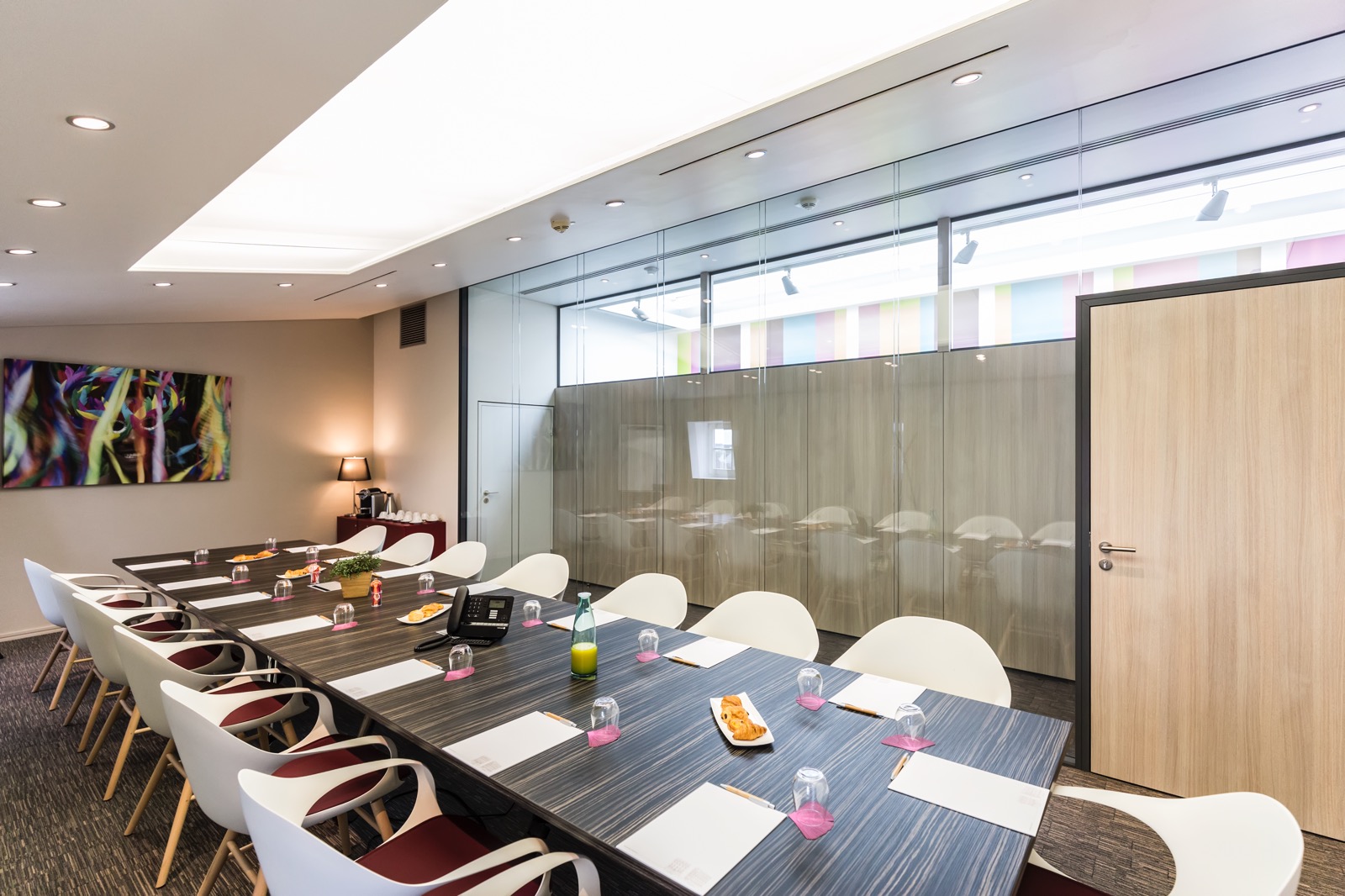 15 person meeting room